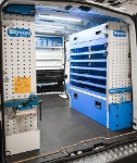Rayonnage avec tablettes pour mallettes du côté droit du Fiat Talento