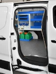 Rayonnage avec tablettes, tiroirs, étau et jerricans pour le Fiat Doblò