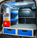 Rayonnage avec tablettes, trousse de secours et porte-rouleau sur le Courier