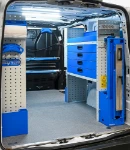 Rayonnage avec tiroirs métalliques et porte-étau dans le Volkswagen Transporter