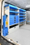 Rayonnage avec tiroirs, tablettes, porte-étau et compartiments pour le Transit Ford