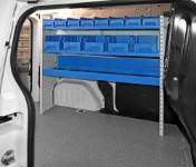 Rayonnage côté droit avec bacs sur deux tablettes et plateau pour le Dacia Dokker