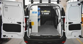 Rayonnage côté gauche avec panneau perforé et bacs dans le Dacia Dokker