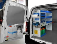 Rayonnage côté gauche avec tablettes, tiroirs et mallette pour le Doblò