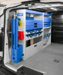 Rayonnage côté gauche du Vivaro avec tiroirs, porte-étau et mallettes