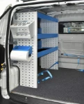 Rayonnage dans le Fiorino avec tablettes porte-silicone et porte-rouleau