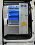 Rayonnage du Vivaro vu par la porte latérale