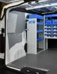 Rayonnage et panneau porte-outils dans le Vivaro aménagé