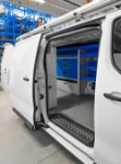 Rayonnages dans l'Opel Vivaro depuis la porte latérale