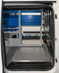 Rayonnages dans le Vivaro vus par la porte latérale