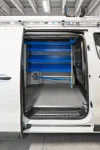 Rayonnages et plancher en contreplaqué dans le Vivaro