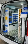 Rayonnages, tiroirs transparents et mallettes du côté gauche du BYD ETP3