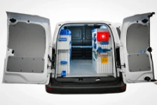 Renault Kangoo aménagé avec revêtements, accessoires et rayonnages