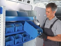 01_Conteneurs en plastique de 36 cm pour fourgons insérés dans le châssis modelé Syncro