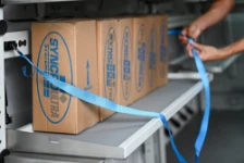 01_Détail étagère de rayonnage rabattable avec chargement et sangles d’arrimage