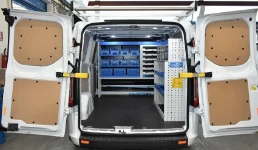 01_Ford Custom avec aménagement côté droit et paroi séparation cabine 