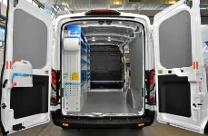 01_Ford Transit aménagé seulement d’un côté, avec habillage et accessoires d’arrimage pour installateur systèmes photovoltaïques 