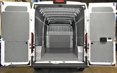 01_Opel Movano avec revêtements complets pour sol, portes, parois latérales et paroi séparation cabine