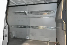 02_Panneaux de protection sur paroi de gauche qui ont protégé la carrosserie des dommages causés par l’accident