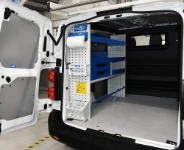 02_Paroi de gauche de Scudo avec tiroirs, étagères et accessoires Syncro pour fourgons