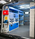 02_Paroi de gauche Trafic avec porte-étau coulissant, tiroirs, rayonnages , conteneurs amovibles