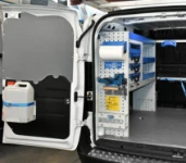 02_Paroi gauche Doblò avec accessoires et porte-étau