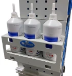 02_Support porte-bouteilles avec bouteilles, à installer dans fourgon