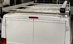 03_Barres porte-tout avec porte-tubes à section rectangulaire sur Movano 2022