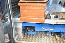 03_Glissière porte-cercueil sur deuxième plancher monté sur Trafic Renault