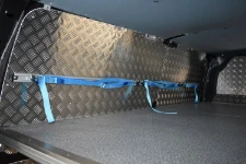 03_Paroi de gauche fourgon avec barre, sangle d’arrimage et crochets