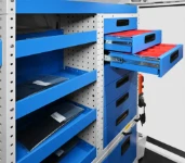 04_Détail tiroirs avec conteneurs en plastique amovibles sur Ducato