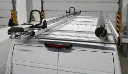 04_Système de transport sur toit de Fiat Ducato avec porte-tout, porte-échelles, porte-tube Syncro