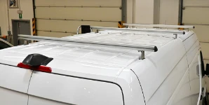 05a_Barres sur le toit de Mercedes Sprinter pour électricien