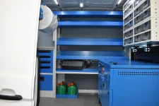 05_Conteneurs transparents, supports porte-jerrycan et onduleur sur Crafter