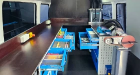 06_Ample plan de travail sur Sprinter pour prothèses