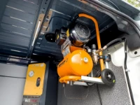 06_Compresseur sur support sur paroi séparation cabine Fiat Ducato