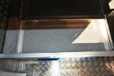 06_Détail de la glissière porte-cercueil montée sur Trafic Renault par Syncro System