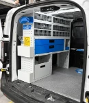 21_Paroi gauche de Courier avec tiroirs, conteneurs transparents, étagères et accessoires