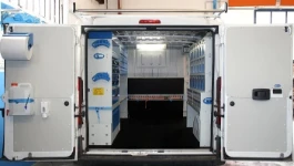 Aménagement du fiat ducato avec des tiroirs transparents et étagères