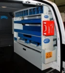 Armoire à étagères sur flanc droit du Caddy