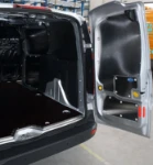 Côté droit espace de chargement avec protections en bois et aluminium Connect 2013