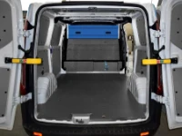 Custom aménagé avec rayonnage sur le fond seulement partie haute