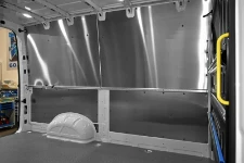 Détail de l’espace de chargement avec panneaux de protection du MAN TGE