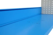 Détail du panneau de fermeture monté dans le fourgon en combinaison avec l’étagère ouverte