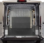 Espace de chargement du Peugeot Boxer avec planchers et panneaux de revêtement parois