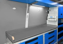 Établi avec protection en acier inox sur fourgon aménagé