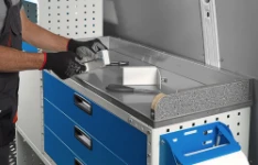 Établi en bois avec revêtement super résistant en acier inox