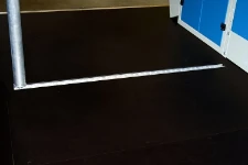 Fixation de la barre d’arrimage au plancher