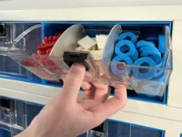 Le tiroir transparent permet de ranger de nombreux matériels divers