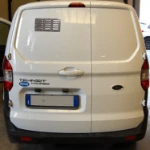 Les grilles à lamelles pour aérer le coffre de chargement du Courier Ford